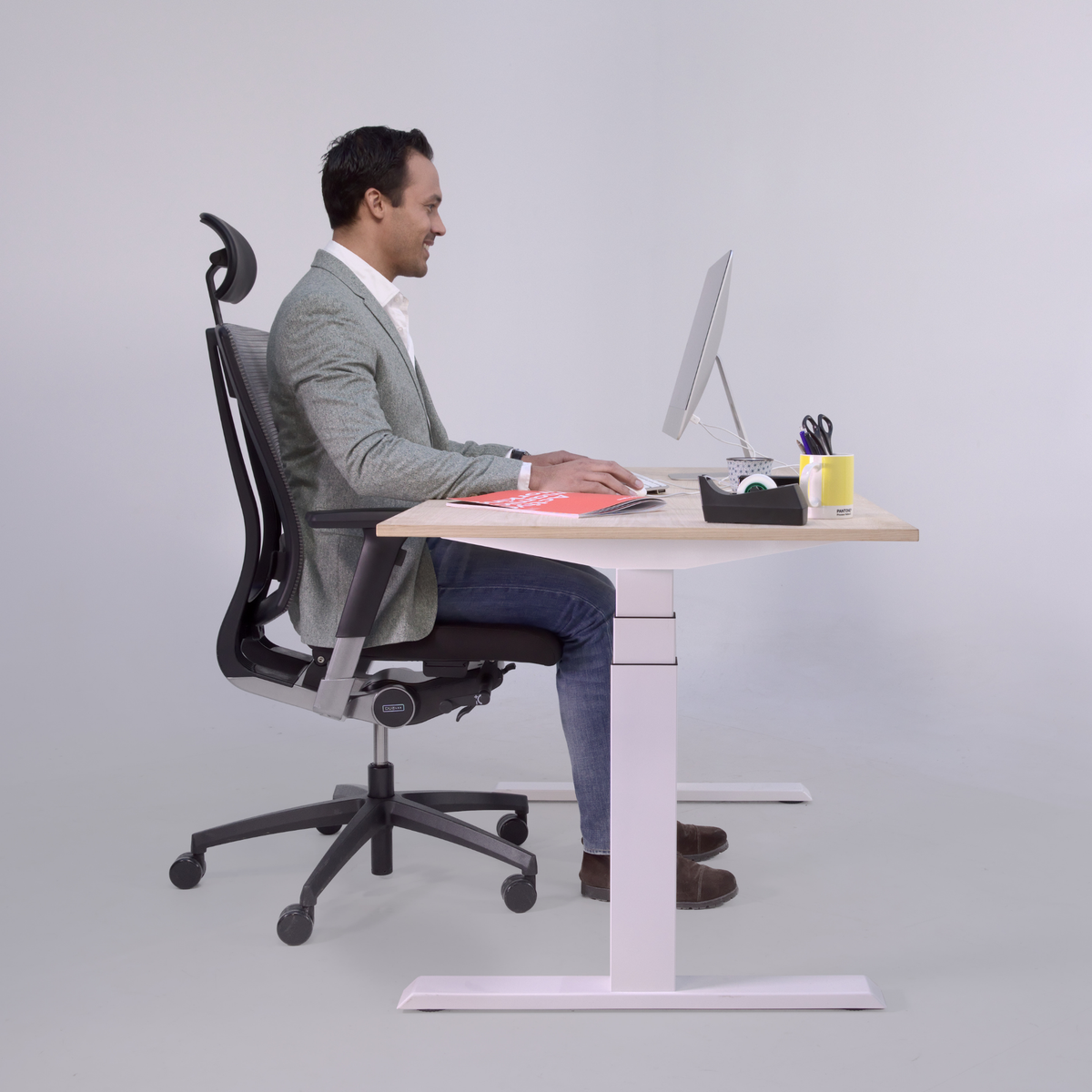 Höhenverstellbarer Schreibtisch im Homeoffice