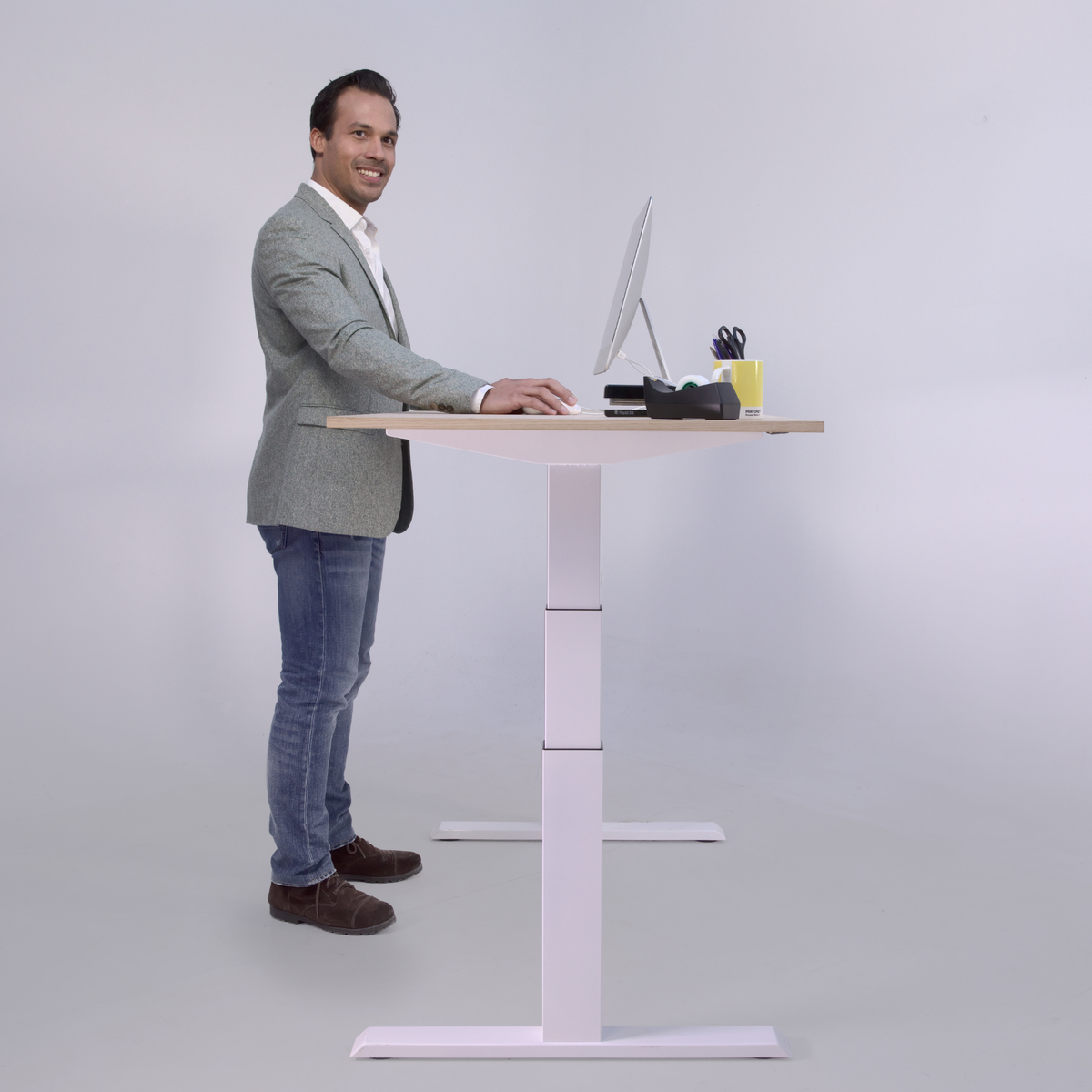 Arbeiten im Stehen am höhenverstellbaren Bürotisch